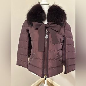Unique & classy Moncler Puffer Capelet in purple/plum. Fits like a MEDIUM/LARGE